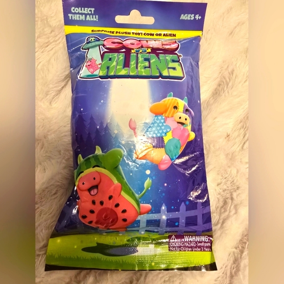UNOPENED Cow VS Aliens Mystery toy - Picture 1 of 2